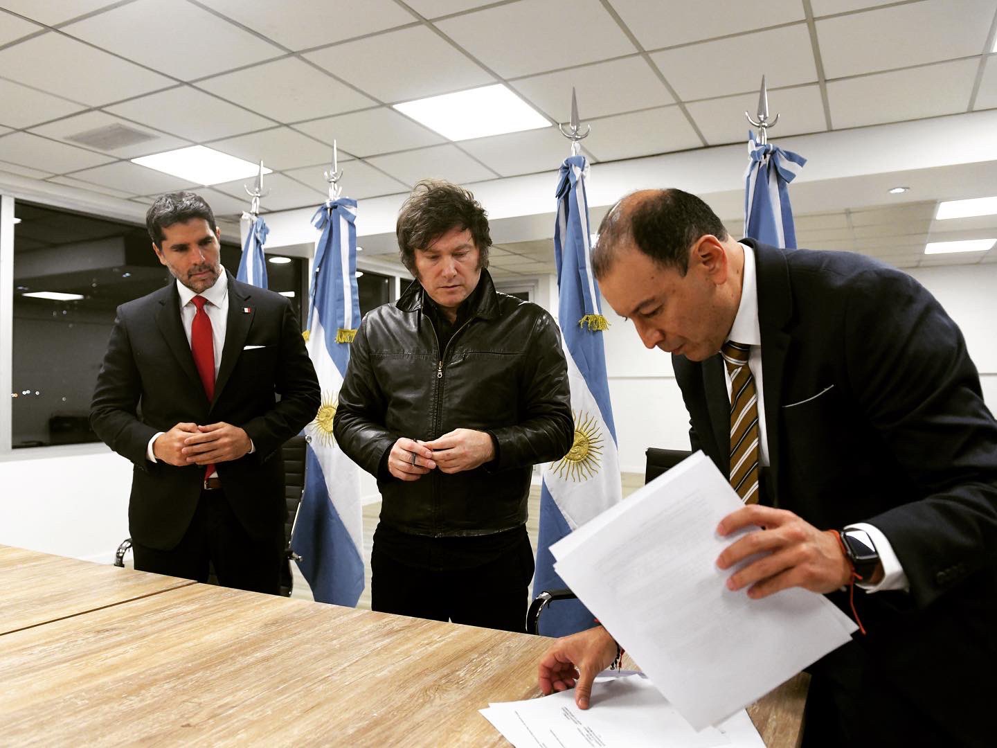 Danny Quirós, Partner 305 LLC, OPA, Eduardo Verástegui, INE México, financiamiento electoral, ultraderecha, propaganda política, Laura Fernández, Radio Zurquí.