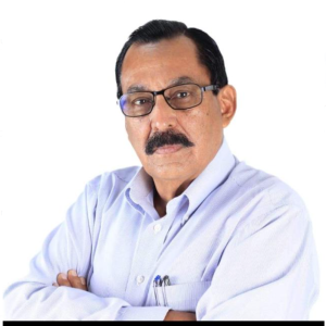 Hombre con camisa de botones blanca.