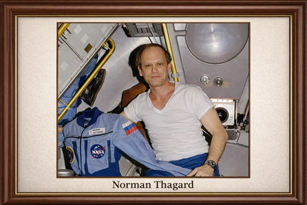 El astronauta estadounidense Norman Thagard dentro de la estación espacial Mir durante la misión Soyuz TM-21 en 1995