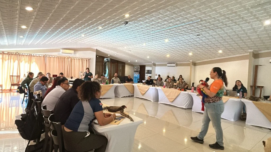 Funcionarios reciben capacitación sobre tráfico de fauna silvestre en Costa Rica