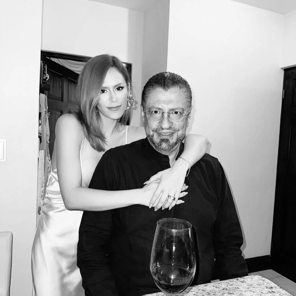 Rodrigo Chaves junto a Silvia Aymerich en imagen reciente compartida en redes sociales