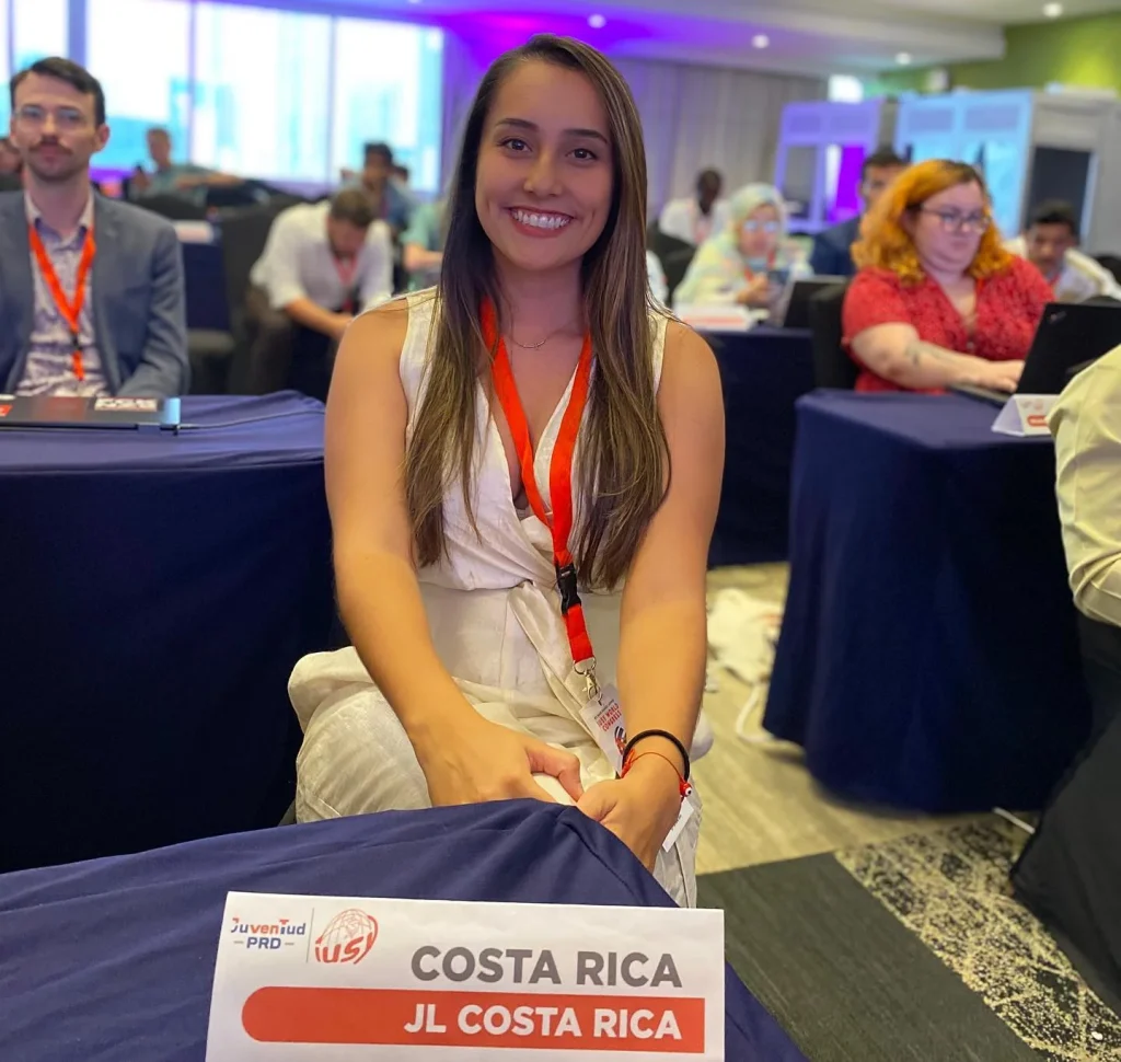 Daniela Coll Ross participando como delegada de Costa Rica en encuentro internacional de liderazgo juvenil.