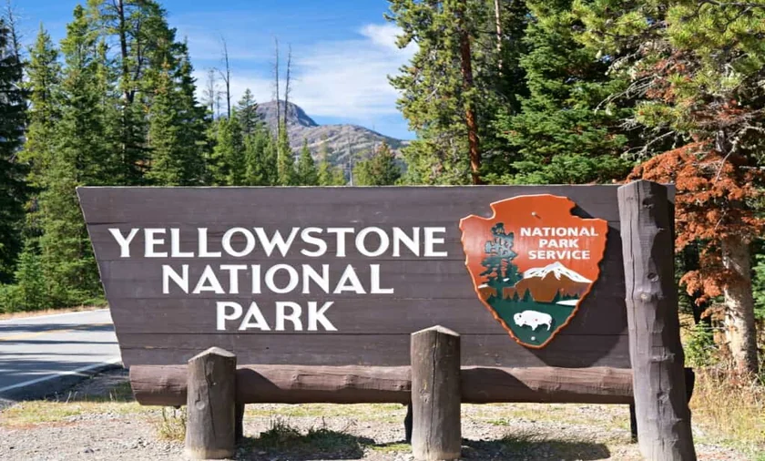 Entrada al Parque Nacional Yellowstone, creado el 1 de marzo de 1872 como primer parque nacional del mundo
