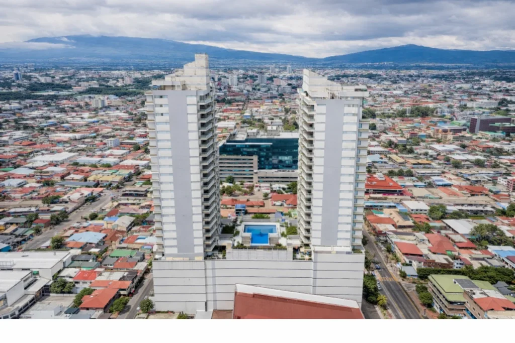 Torres Paseo Colón en San José donde se ubica el apartamento mencionado en denuncia contra viceministro de Hacienda