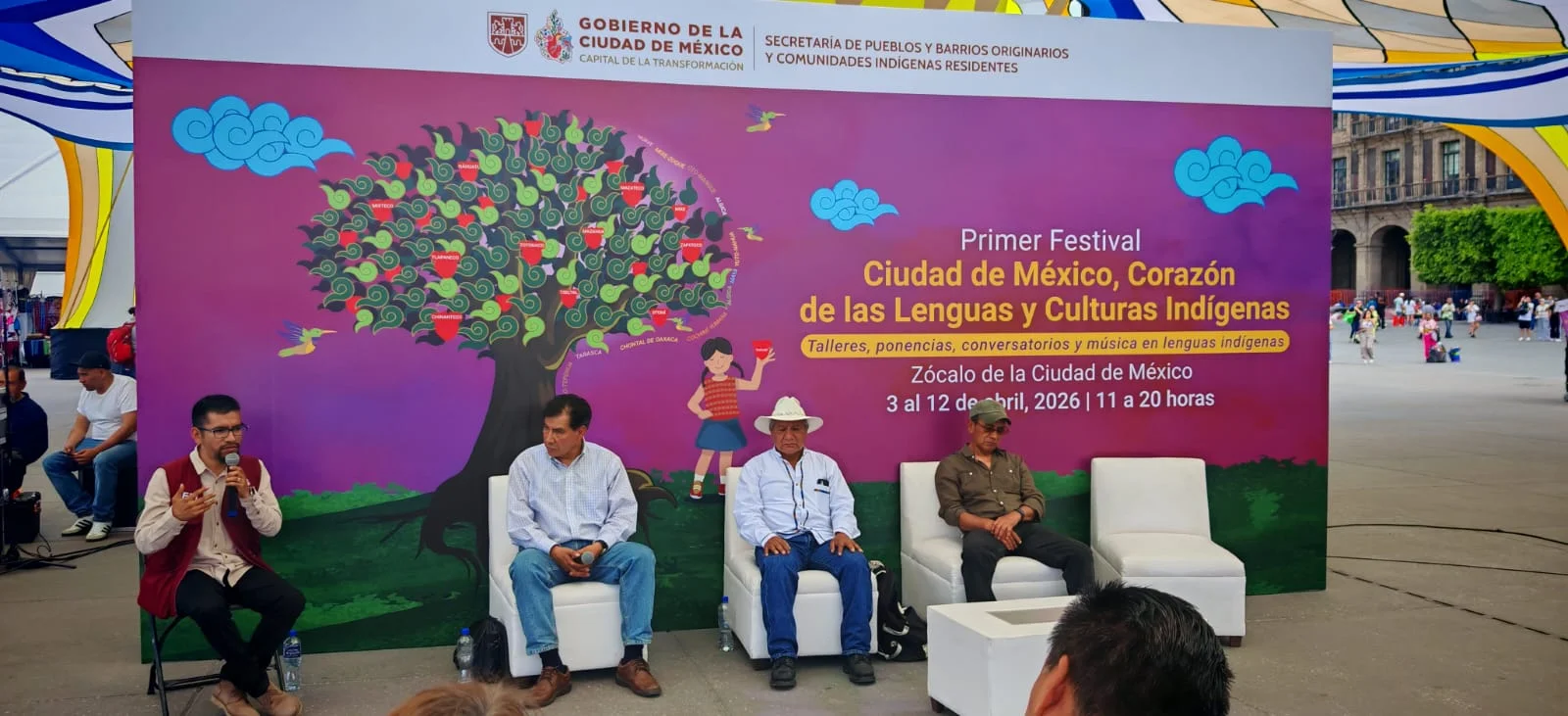 Festival de lenguas indígenas en el Zócalo CDMX con panel cultural y participantes