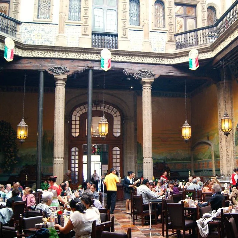 Interior de la Casa de los Azulejos Ciudad de México con comensales en su histórico patio colonial