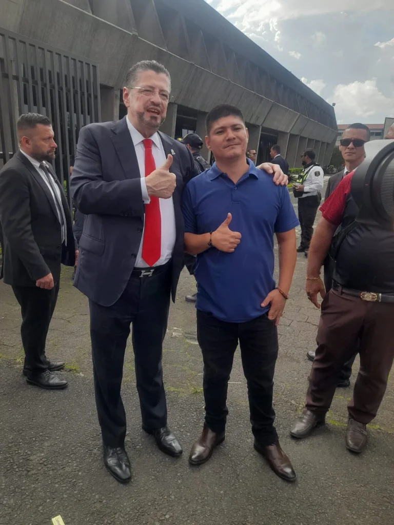 Rodrigo Chaves junto a Marvin Gómez Bustamante vinculado a agricultores de Pococí
