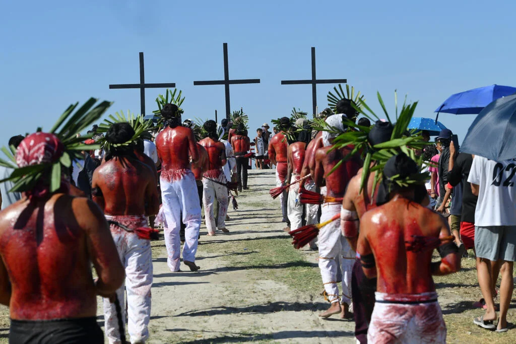 Penitentes durante el Viernes Santo en Filipinas | Radio Zurquí
