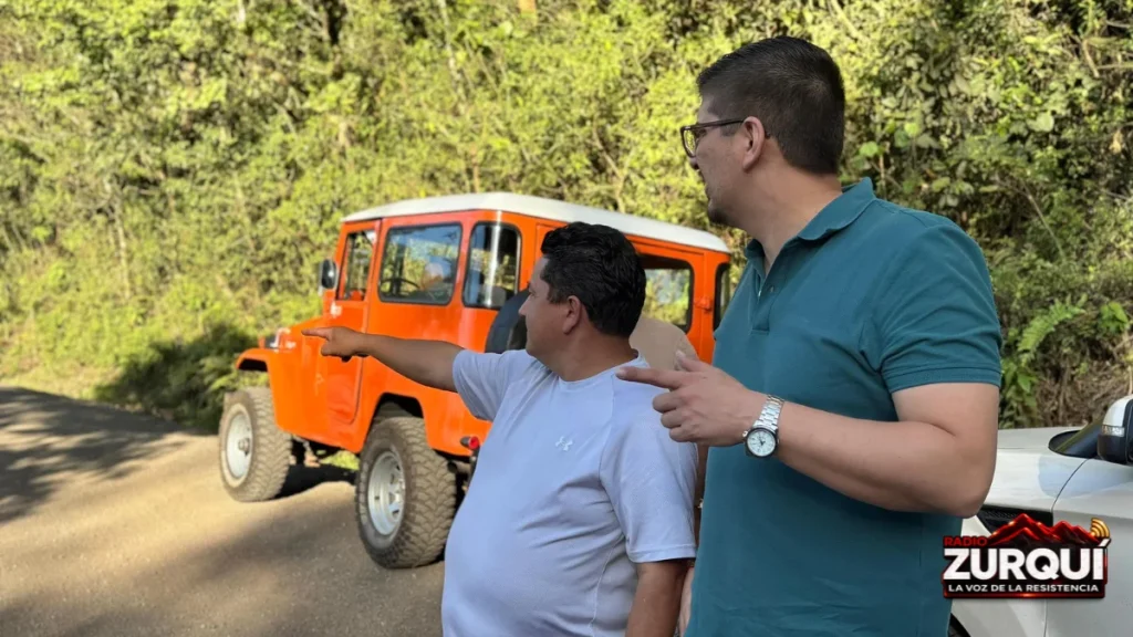 Diputado Salvador Padilla conversa con dirigente comunal durante recorrido en Copalchí de Cartago