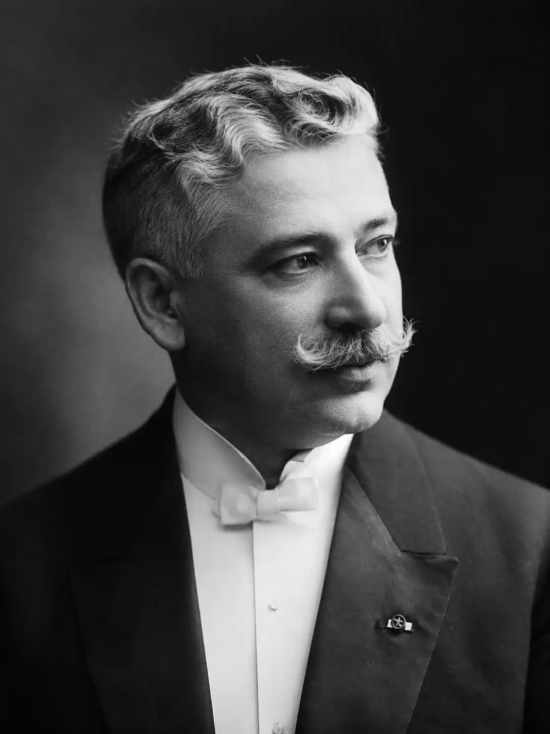 Retrato editorial de Julio Acosta García para la cita del día del 23 de mayo en Radio Zurquí