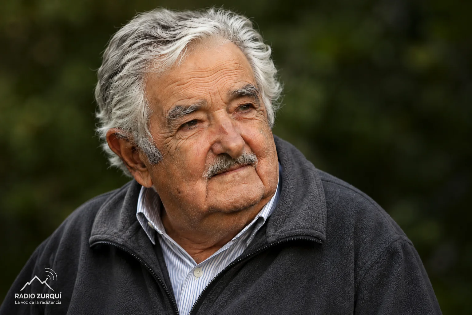Pepe Mujica en retrato editorial para la sección Un día como hoy 13 de mayo de Radio Zurquí