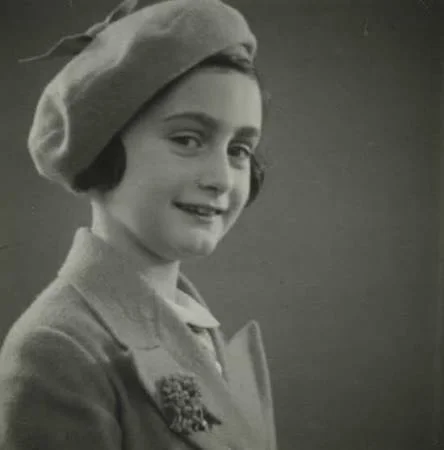 Retrato en blanco y negro de Ana Frank para la cita del día del 12 de junio en Radio Zurqui