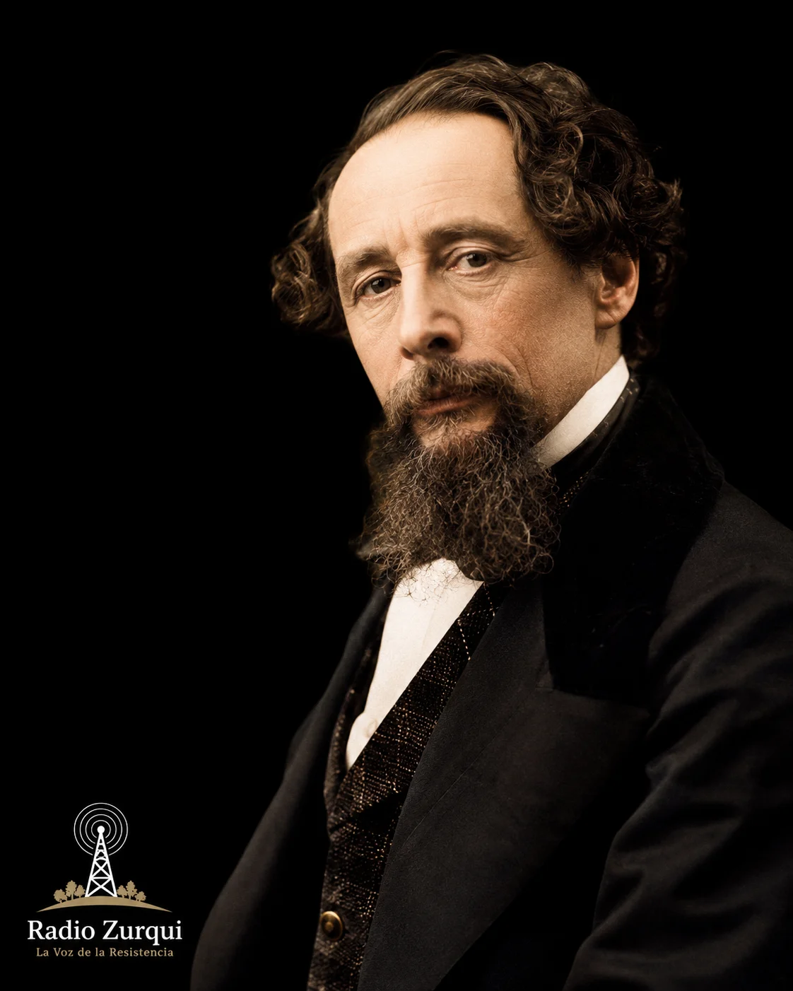 Retrato editorial de Charles Dickens sobre fondo negro con el logo de Radio Zurqui para la cita del día