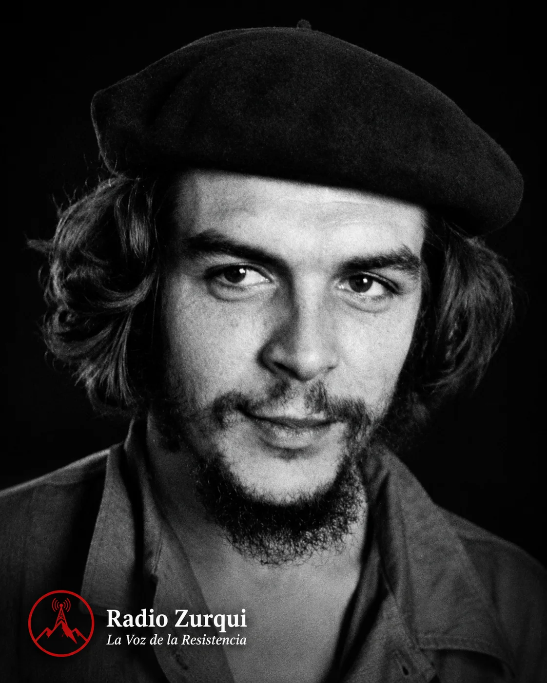 Retrato editorial en blanco y negro de Ernesto Che Guevara con fondo negro y logo de Radio Zurqui