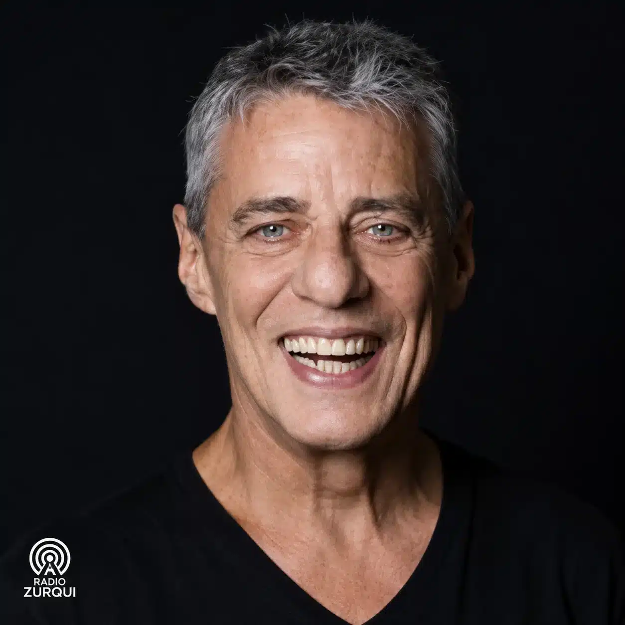 Retrato de Chico Buarque para la cita del día de Radio Zurquí sobre el miedo al cambio y la transformación histórica