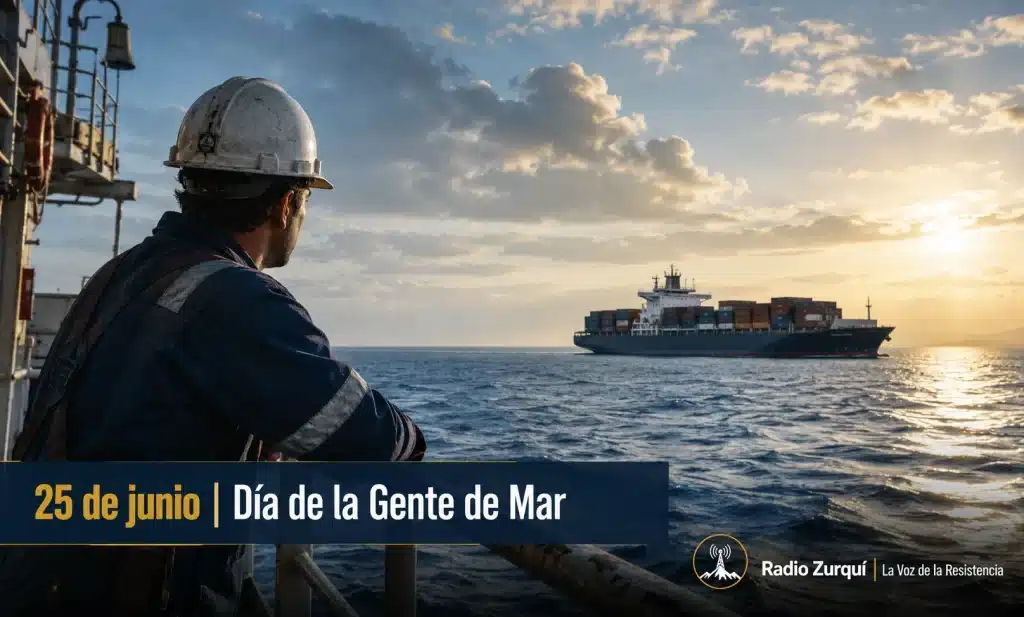 Trabajador del mar observa un buque de carga en el océano durante el Día de la Gente de Mar, con sello editorial de Radio Zurquí.