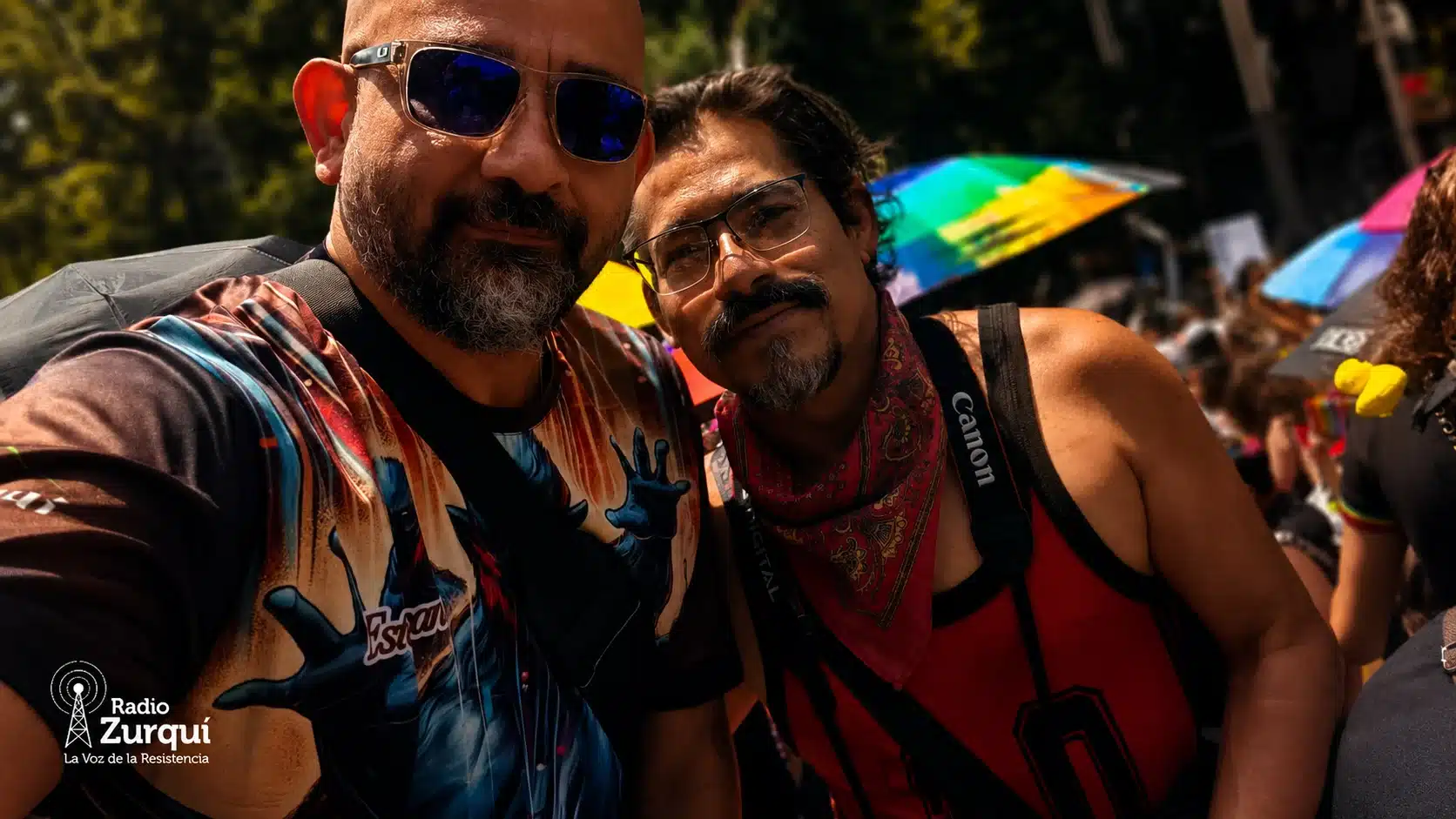 Eduardo posa junto a Este Paisano durante la Marcha de la diversidad sexual 2026 en Ciudad de México.
