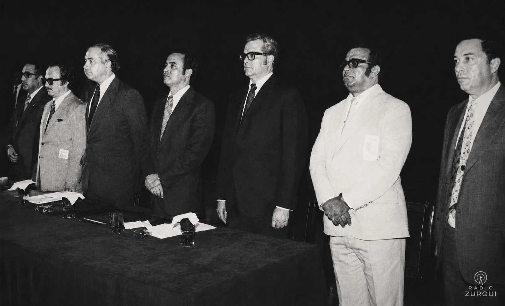 Efraín Rojas junto a Alfonso Carro, Daniel Oduber, José Ernesto Fuentes, Fernando Volio, Carlos Herrera y un miembro de ANDE no identificado