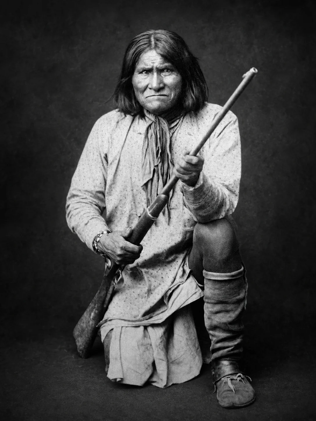 Retrato de Gerónimo, jefe apache y símbolo de resistencia indígena, sobre fondo oscuro para una efeméride del 16 de junio