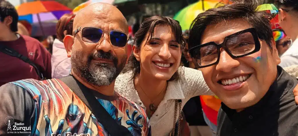 Una mujer trans y un hombre gay posan junto a Este Paisano durante la Marcha de la diversidad sexual 2026 en CDMX.