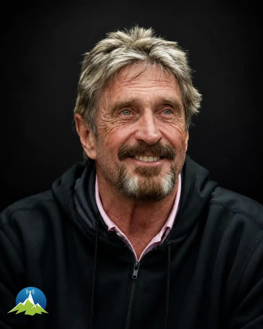 Retrato editorial de John McAfee sobre fondo oscuro para Radio Zurquí, relacionado con privacidad digital y libertad