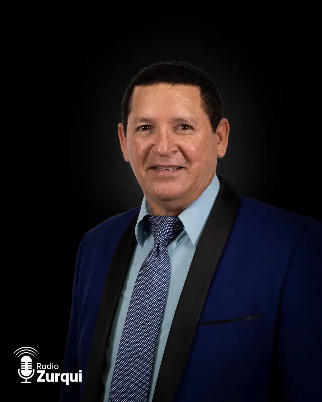 Retrato de Jorge Antonio Rojas con fondo negro para la frase del día de Radio Zurquí sobre destierro, refugio y democracia en Costa Rica
