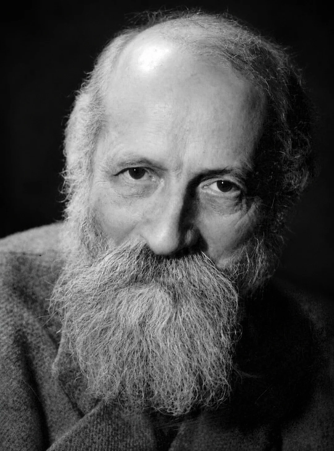 Retrato en blanco y negro de Martin Buber con fondo oscuro para ilustrar la frase toda vida verdadera es encuentro