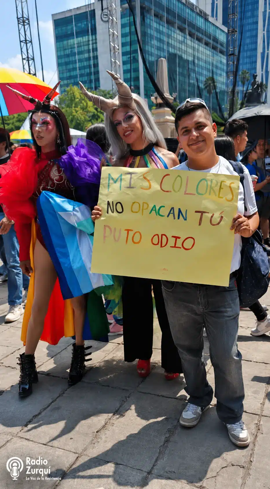 Persona sostiene un cartel que dice “Mis colores no opacan tu odio” durante la Marcha de la diversidad sexual 2026 en CDMX.