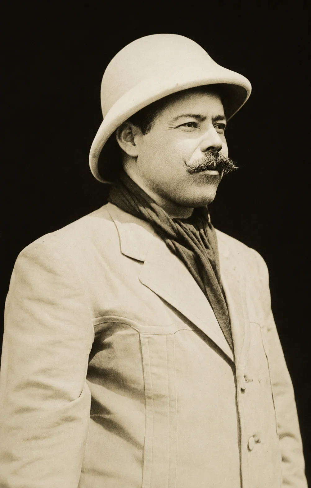 Retrato histórico de Pancho Villa con fondo negro para la cita del día de Radio Zurquí
