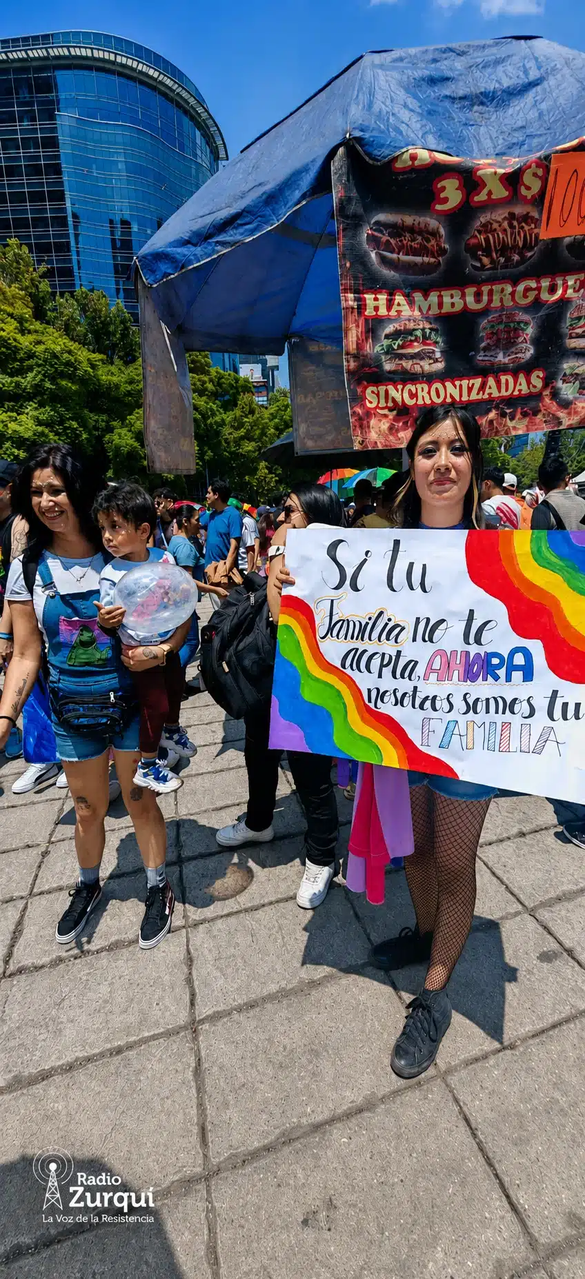 Persona sostiene un cartel que dice “Si tu familia no te acepta, ahora nosotros somos tu familia” durante la Marcha de la diversidad sexual 2026 en CDMX.