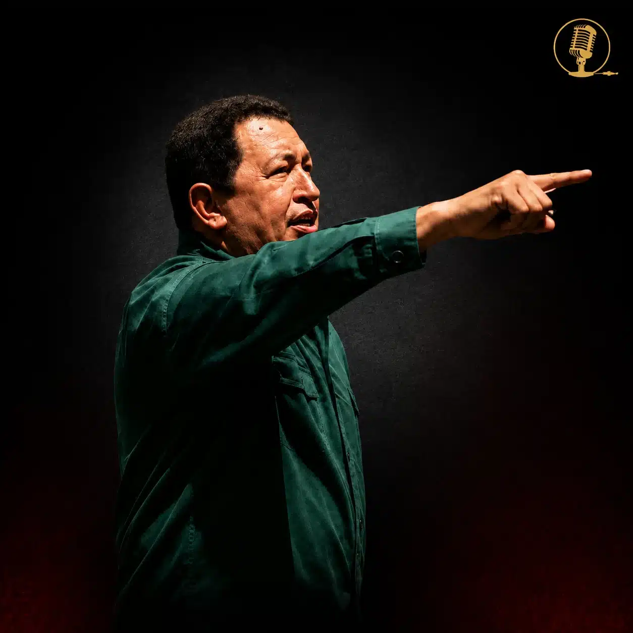 Hugo Chávez señala con el brazo extendido en la cita del 28 de julio en la historia de Radio Zurquí