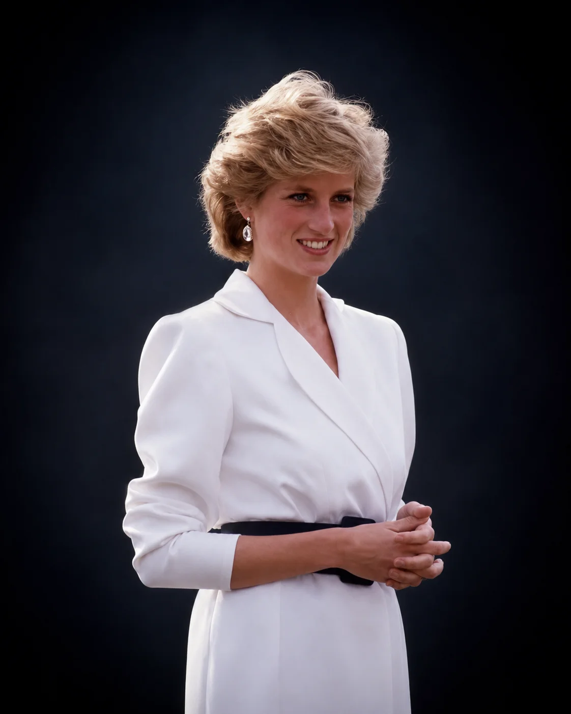 Lady Di sobre fondo oscuro para la cita del día del 1 de julio en Radio Zurquí