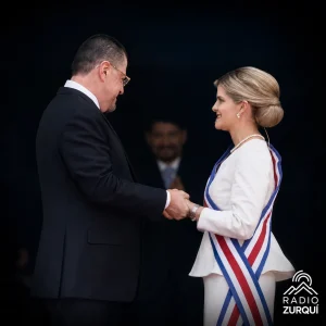 Laura Fernández y Rodrigo Chaves como figuras de la derecha latinoamericana en imagen editorial de Radio Zurquí.