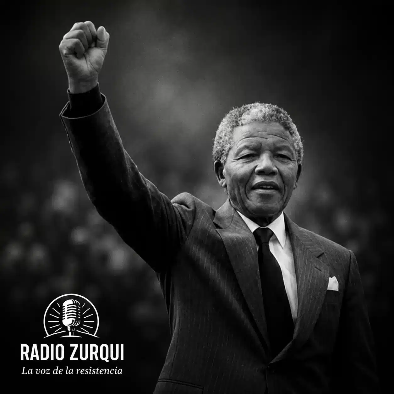 Nelson Mandela levanta el puño en una imagen de Radio Zurquí que ilustra su reflexión sobre el coraje y el miedo