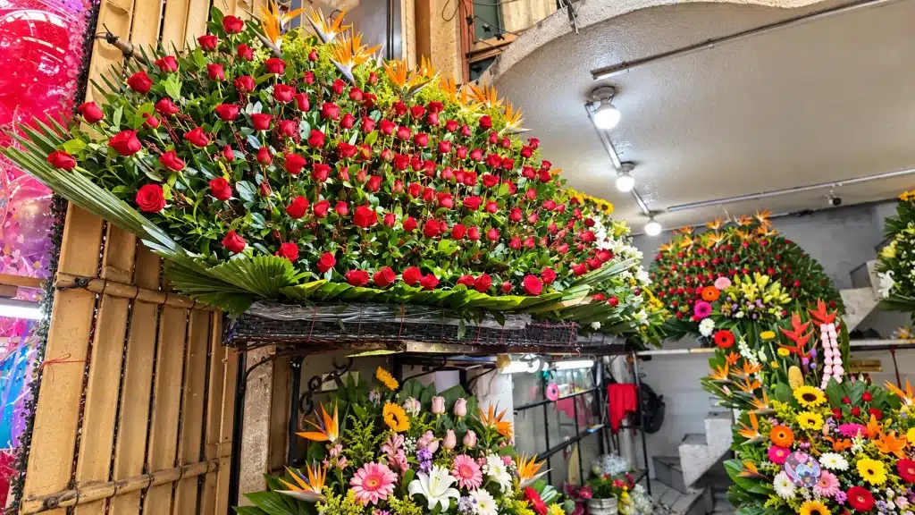 Gran arreglo de rosas rojas y flores en el Mercado de Jamaica de Ciudad de México