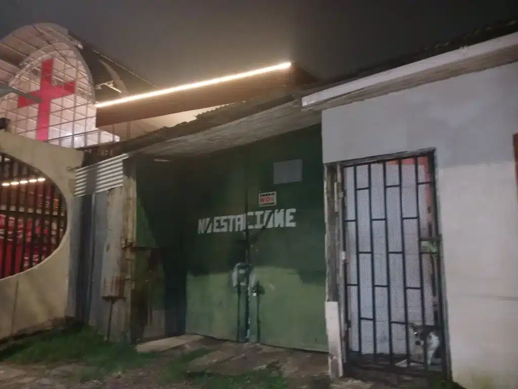 Fotografía de viviendas humildes cuyos habitantes denuncian un posible desalojo de familias vinculado a Obras del Espíritu Santo.