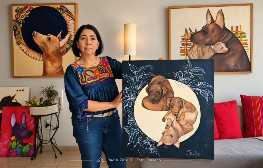 Miriam Salas posa con una de sus obras sobre xoloitzcuintles en Ciudad de México